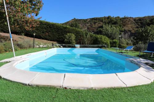阿尼奥内Casale Santilli的草地上的游泳池