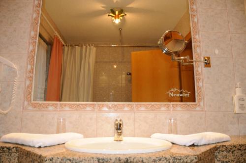BrandenbergHotel Neuwirt的一间带水槽和镜子的浴室