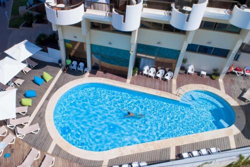 荷兹利亚海洋高地套房公寓式酒店的享有酒店游泳池的顶部景色