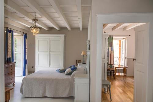 奥尔塔圣朱利奥艾尔多姆住宿加早餐旅馆的卧室配有一张床和一张桌子及椅子