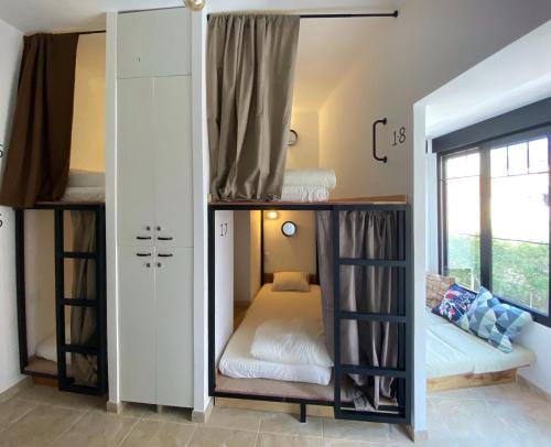 阿利坎特Hostel Numero Trece的带窗户的客房内的两张双层床