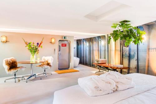 阿姆斯特丹Lightship Amsterdam的卧室配有一张床和一张桌子及椅子