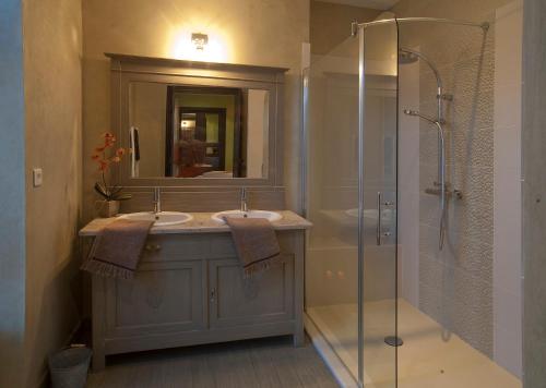 维伦纽夫米内瓦检举住宅住宿加早餐式酒店的一间带两个水槽和玻璃淋浴间的浴室