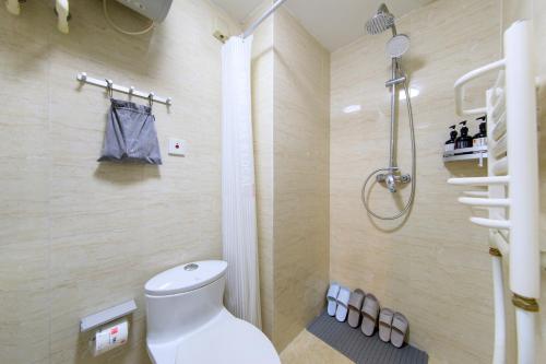 天津【路客】【阿郎】天津站丨海河丨津湾广场的一间带卫生间和淋浴的浴室