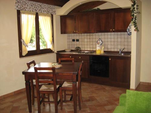 德尔法尔科乡村民宿的厨房或小厨房
