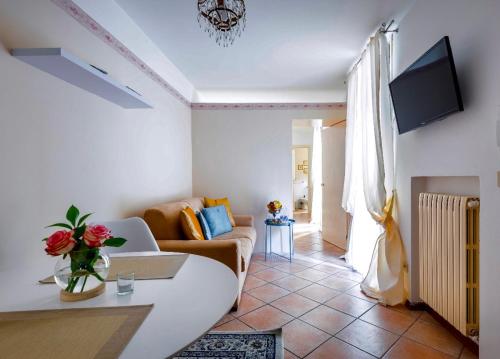 博洛尼亚Le palme的客厅配有沙发和桌子