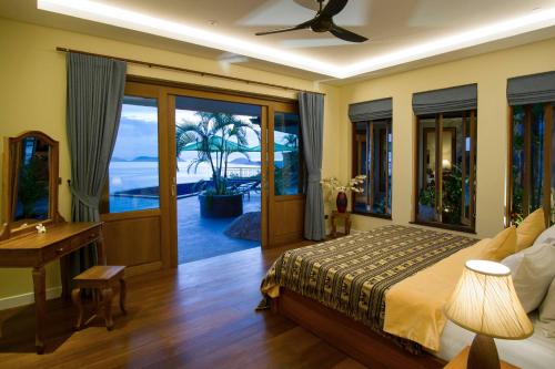 蓝赛特海滩Villa Moonstone的卧室配有一张床、一张书桌和窗户。