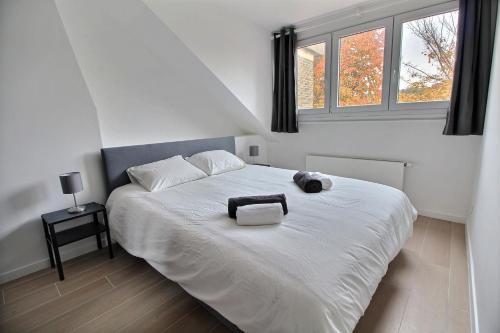 布鲁塞尔Rent a flat - Montgomery的卧室配有白色的床和窗户。