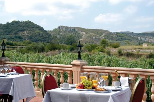 Vall de Ebo琳芬山沟乡村酒店的阳台上的一张桌子上放着一盘水果