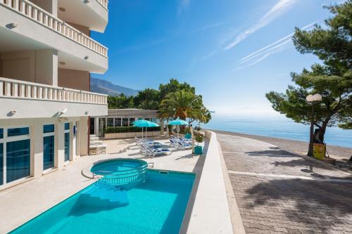 图彻皮塔玛里斯酒店的海滩旁带游泳池的别墅