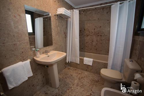 特鲁埃尔阿拉贡酒店的一间带水槽、卫生间和淋浴的浴室