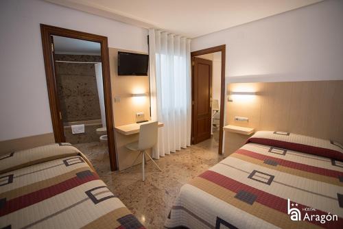 特鲁埃尔阿拉贡酒店的酒店客房带两张床和一间浴室