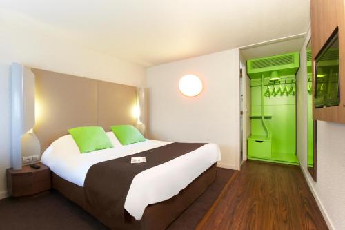 东鲁昂 - 弗兰奎维尔圣皮埃尔钟楼酒店客房内的一张或多张床位