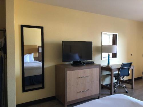 海沃德戴斯酒店，海沃德机场的酒店客房设有电视和一张带床铺的书桌
