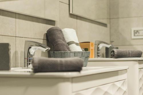 埃尔帕索Villa Taburiente的浴室设有水槽、毛巾和镜子