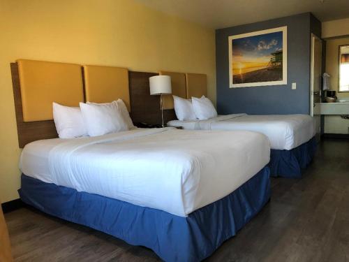 海沃德戴斯酒店，海沃德机场的两间带两张床的酒店客房