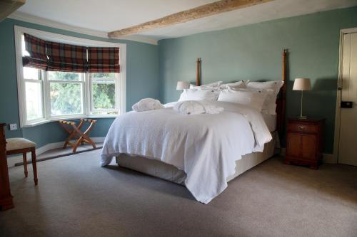 马尔堡马尔堡宾馆的卧室配有一张带白色床单和枕头的大床。