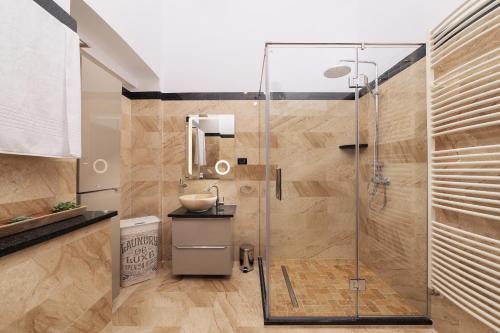 阿拉德The Central Retreat - Premium Enjoyment的一间带玻璃淋浴间和水槽的浴室