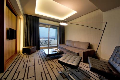 伊斯坦布尔吉汉吉尔酒店的客厅配有沙发和桌子