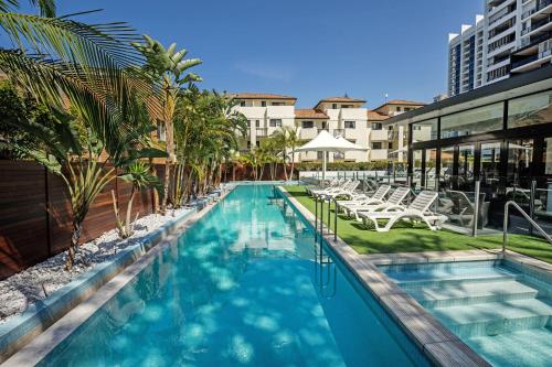 黄金海岸超景海滩酒店的游泳池的图片