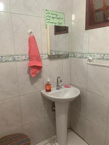 阿布拉奥Casa do Cais的一间带水槽和镜子的浴室