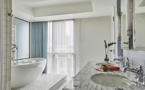 圣地亚哥圣地亚哥彭德里酒店的带浴缸和盥洗盆的浴室