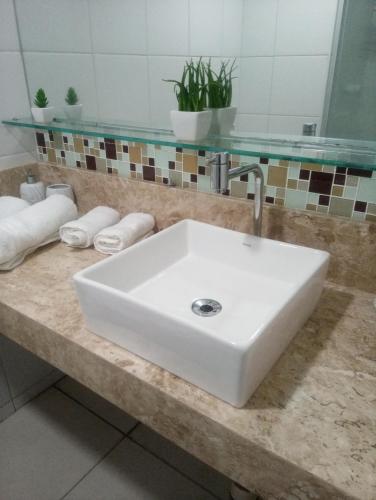 福塔莱萨Terraço do Atlântico的浴室内一个柜台上的白色水槽