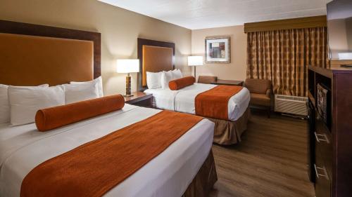 康瑟尔布拉夫斯布拉夫斯十字路口贝斯特韦斯特酒店的酒店客房设有两张床和电视。