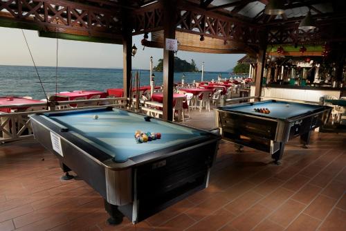 芭雅海滩Spa及潜水度假酒店内的一张台球桌