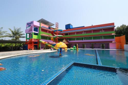 清莱清莱公园度假酒店的大楼前带水滑梯的游泳池