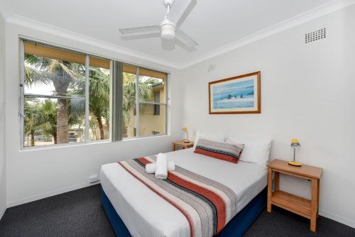 麦夸里港奥克斯利湾度假公寓的一间卧室设有一张床和一个窗口