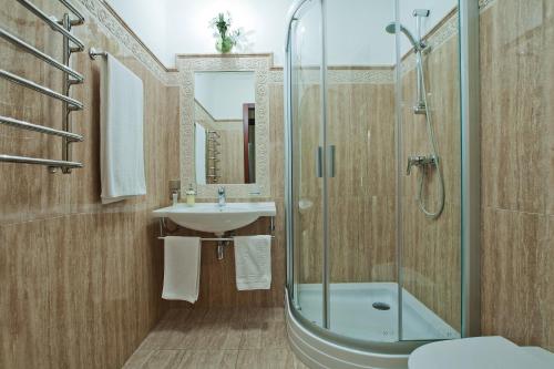 克列缅丘格直升机酒店的一间带玻璃淋浴和水槽的浴室