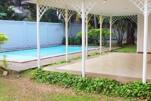 溪亚加拉亚创意别墅内部或周边的泳池
