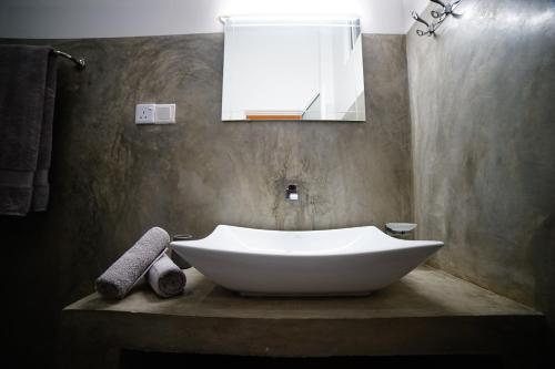 尼甘布Island life的浴室配有白色浴缸及水槽