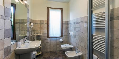 多索博诺里卡希迪康帕尼亚农庄酒店的一间带水槽、卫生间和镜子的浴室