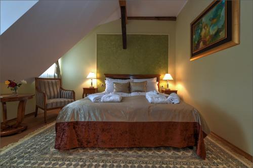Hotel Dvorac Jurjevec客房内的一张或多张床位