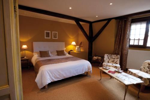 奥贝奈古韦内尔酒店的卧室配有1张床、1张桌子和1把椅子