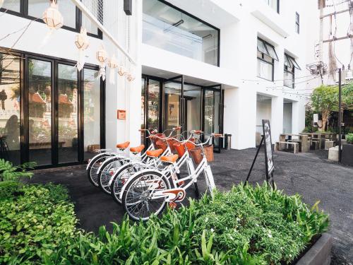 清迈Loyy Hotel的停在大楼前的一排自行车