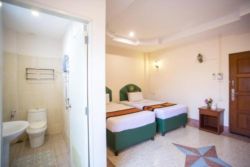 乌隆他尼斯塔尔酒店的一间卧室设有两张床、一个卫生间和一个水槽