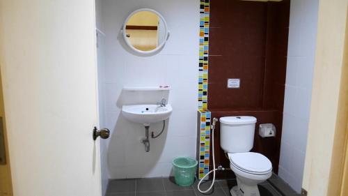 夜占县桑通大厦旅馆的一间带卫生间和水槽的小浴室