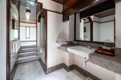 Archers Post萨罗瓦沙坝山林小屋 的一间带水槽和镜子的浴室