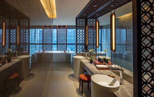 重庆重庆丽晶酒店，洲际酒店集团旗下的浴室配有4个盥洗盆、浴缸和浴缸。