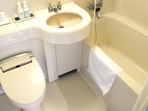 仙台绿色公园酒店 的浴室配有盥洗盆、卫生间和浴缸。