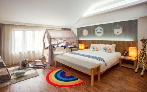 上海上海林隐艺术酒店的一间卧室配有华盖床和长颈鹿