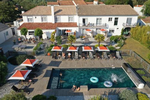 多吕多勒龙乐维特宝依斯酒店的享有酒店空中美景,设有游泳池