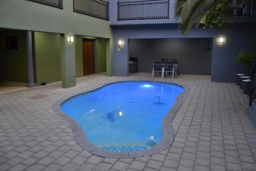 布隆方丹African Sands Guesthouse LOAD SHEDDING FREE的庭院中央的游泳池