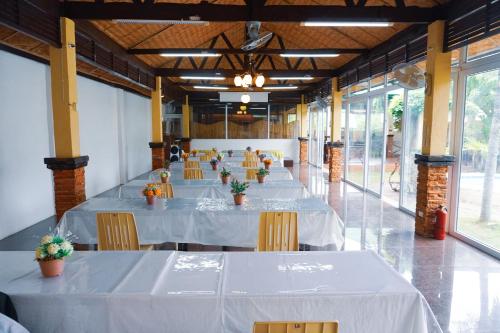 波尔多·格尼拉La Solana Suites and Resorts by Cocotel的一张桌子,房间配有白色的桌布