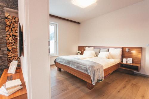 艾奇Glücksthaler by AA Holiday Homes - SchladmingDachstein的一间卧室设有一张床和一个窗口