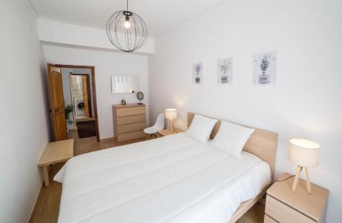 里斯本FLH Gulbenkian Flat with Balcony的白色的卧室配有白色的床和镜子