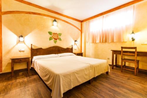 圣蓬萨海盗村酒店的一间卧室配有一张床、一张桌子和一把椅子